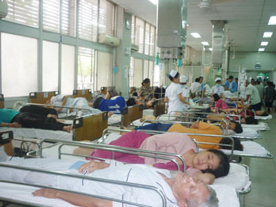 Giá viện phí tăng, thêm gánh nặng cho người bệnh Ảnh: L.N