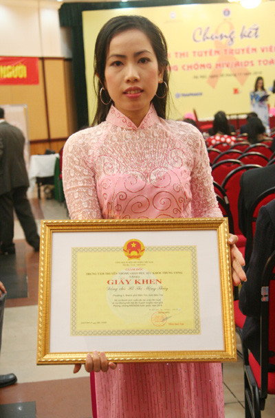 Hồ Thị Mộng Thúy luôn tích cực tham gia hoạt động Đoàn trường và hoạt động tuyên truyền phòng chống HIV/AIDS