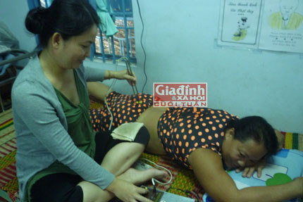 Tình nguyện viên đang thực hiện châm trực dược cho bệnh nhân. (Ảnh: K. Vân)