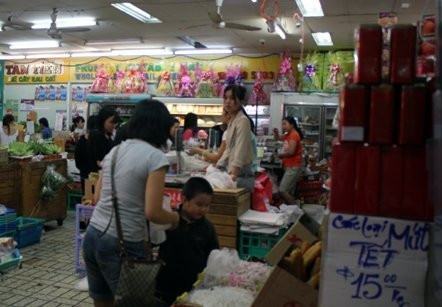 Mứt Tết nhập từ Việt Nam có giá khá đắt