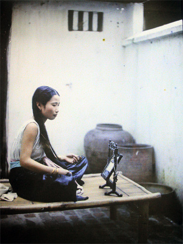  Leon Busy khá ưu ái thiếu nữ đang soi gương trong hình, cô đã xuất hiện trong 16 bức ảnh màu của ông