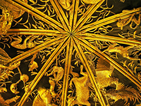 Trần nhà bắt đầu phát sáng…