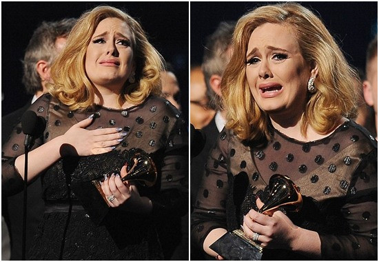 Adele bật khóc vì xúc động khi nhận giải. Adele xúc động khi nhận giải