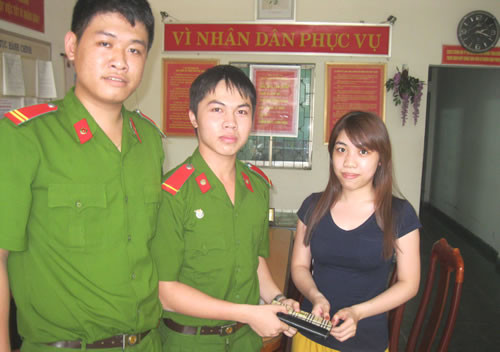 Hai chiến sĩ trả lại tài sản cho người mất