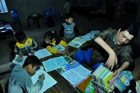 Cả lớp học có hơn 10 em học sinh từ lớp 1 đến lớp 5. Ở đây, các em học sinh được luyện viết chữ, làm toán và tập đọc miễn phí