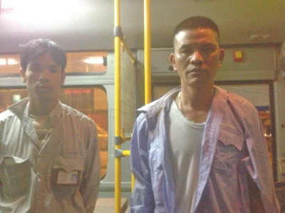 Tài xế Nhân (phải) và phụ xe Thọ (trái) sau khi bị tấn công