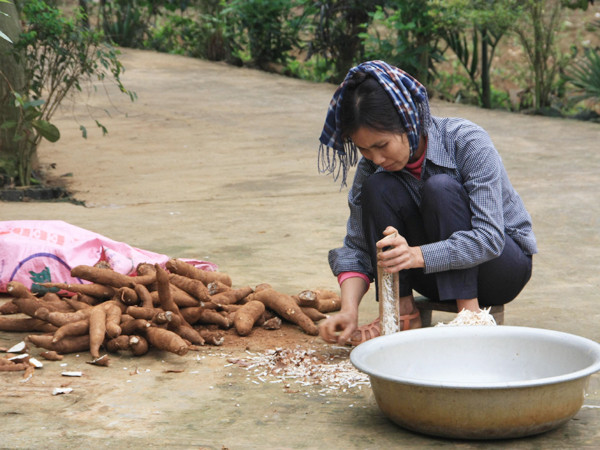 Chị Nguyễn Thị Thọ vẫn miệt mài làm việc dù đã 11h ngày 8/3