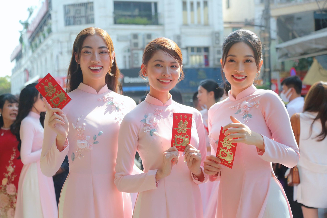 Hoa hậu Lương Thuỳ Linh, Á hậu Thuỳ Dung và Phương Nga trong lễ ăn hỏi. Mỹ Linh cho biết thời gian qua cô chuẩn bị hôn lễ nên không tham gia các sự kiện giải trí. Hôn lễ của họ chỉ diễn ra trong phạm vi gia đình, bạn bè và đối tác.