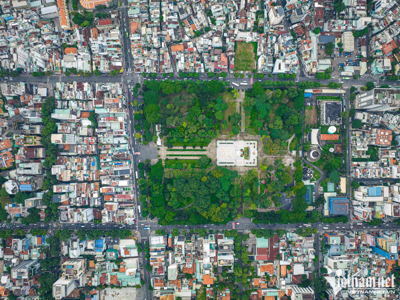 Hiện, công viên Lê Văn Tám có rất nhiều cây xanh phủ bóng mát, thay thế cho nghĩa trang Mạc Đĩnh Chi hoang vắng trước đó. Nơi đây thường xuyên tổ chức các hoạt động giải trí cũng như các hội chợ, triển lãm.