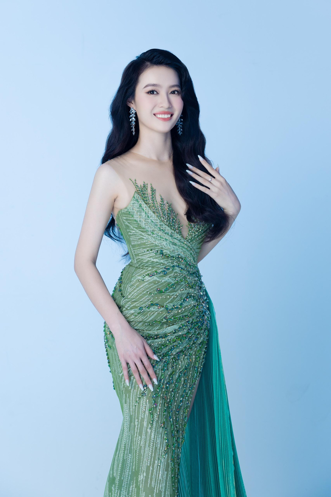 Thí sinh Trần Thị Thu Trang sinh năm 2002, quê Quảng Bình. Cô có chiều cao 1,71 m và là sinh viên Đại học Tài chính – Marketing. Thu Trang thổ lộ cô khá nhút nhát và ngại thể hiện trước đám đông nhưng nhờ sự cổ vũ của bạn bè, gia đình mới mạnh dạn đăng ký dự thi: “Tôi muốn bước ra khỏi vùng an toàn của mình và không để tuổi trẻ trôi qua tẻ nhạt. Tôi chọn Hoa hậu Việt Nam là nơi ghi lại dấu ấn của mình trên hành trình trưởng thành”. Thí sinh Trần Thị Thu Trang sinh năm 2002, quê Quảng Bình. Cô có chiều cao 1,71 m và là sinh viên Đại học Tài chính – Marketing. Thu Trang thổ lộ cô khá nhút nhát và ngại thể hiện trước đám đông nhưng nhờ sự cổ vũ của bạn bè, gia đình mới mạnh dạn đăng ký dự thi: “Tôi muốn bước ra khỏi vùng an toàn của mình và không để tuổi trẻ trôi qua tẻ nhạt. Tôi chọn Hoa hậu Việt Nam là nơi ghi lại dấu ấn của mình trên hành trình trưởng thành”.