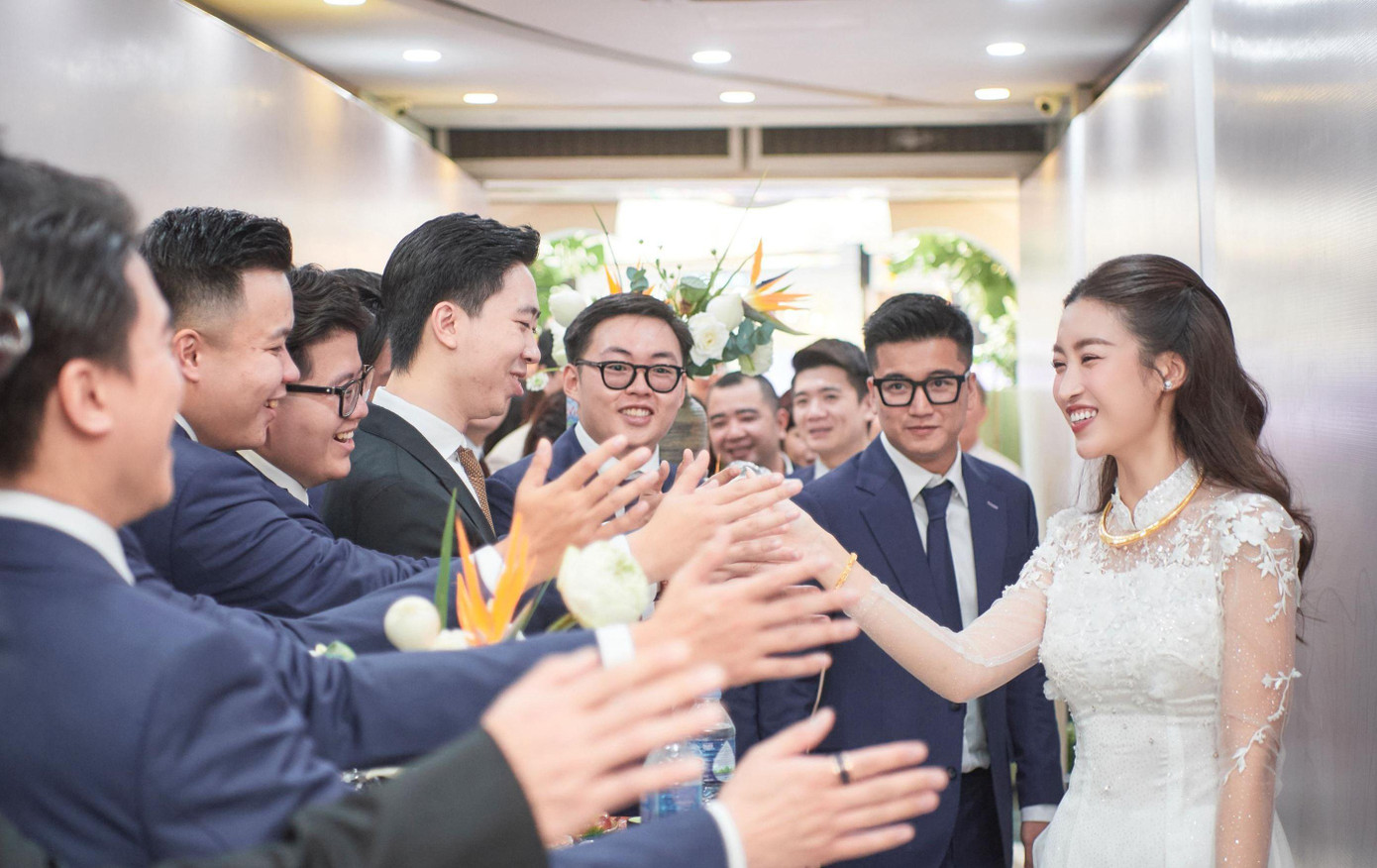 Lễ ăn hỏi của Hoa hậu Đỗ Mỹ Linh và ông xã Đỗ Vinh Quang diễn ra tại nhà riêng trên phố Hàng Đào, Hà Nội. Không gian được tổ chức riêng tư và chỉ có sự tham gia của người thân, họ hàng hai bên.