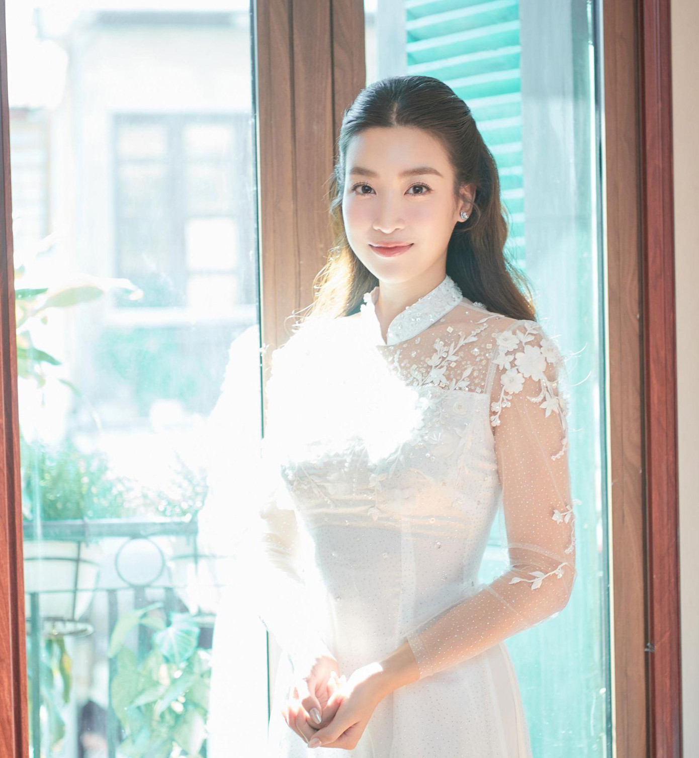 Đỗ Mỹ Linh nhận lời cầu hôn của bạn trai từ tháng 6 và có 4 tháng chuẩn bị cho đám cưới. Dù vậy hoa hậu vẫn cảm thấy khá gấp gáp vì phải tự tay chuẩn bị mọi khâu trong hôn lễ.