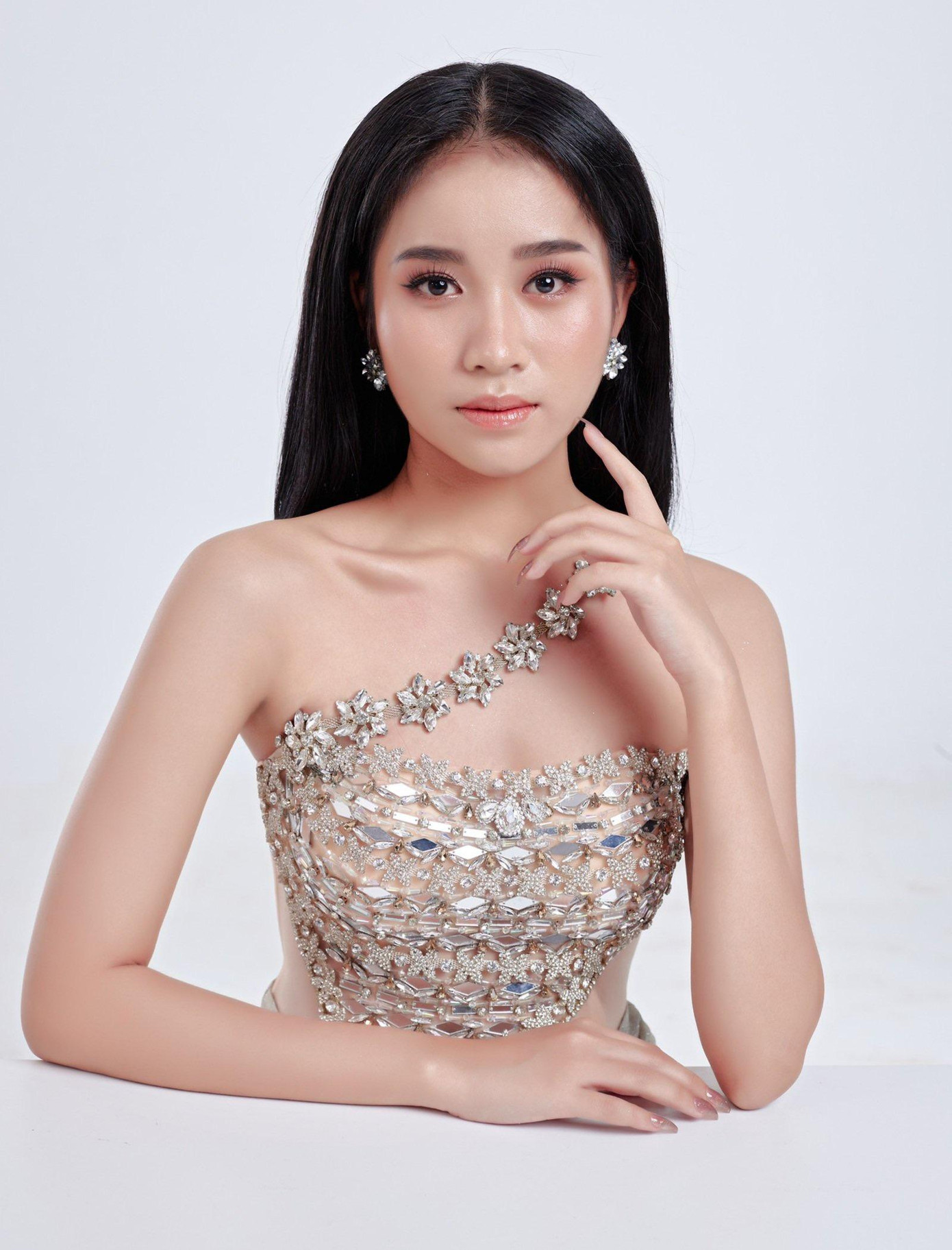 Thí sinh Ngô Thị Bích Thủy sinh năm 2002 ở Bắc Ninh. Cô là sinh viên khoa Thương mại Du lịch Đại học Công nghiệp.