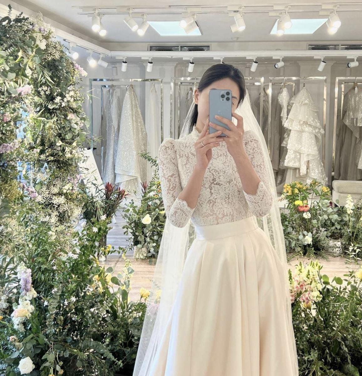 Chiếc váy cưới thanh lịch được Phương Nga mặc trong tiệc báo hỉ ở Phú Thọ.