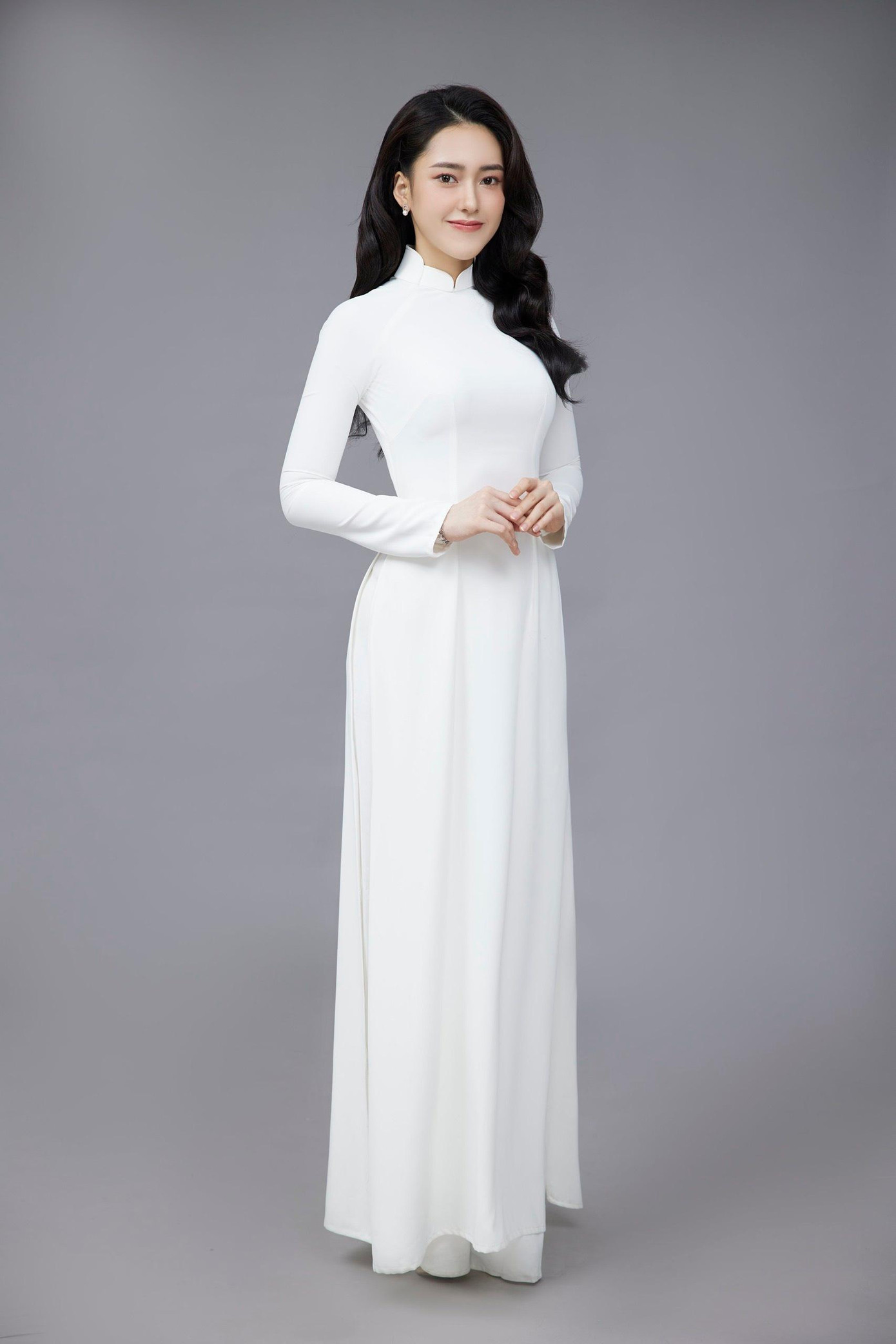 Nguyễn Việt Hà sinh năm 2000, quê Hà Nội. Cô là cử nhân Đại học Kinh tế Quốc dân với IELTS 7.5.