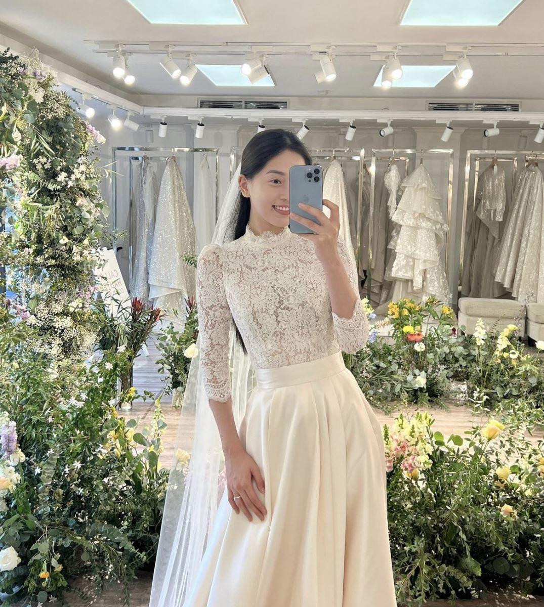 Chiếc váy cưới thanh lịch được Phương Nga mặc trong tiệc báo hỉ ở Phú Thọ.