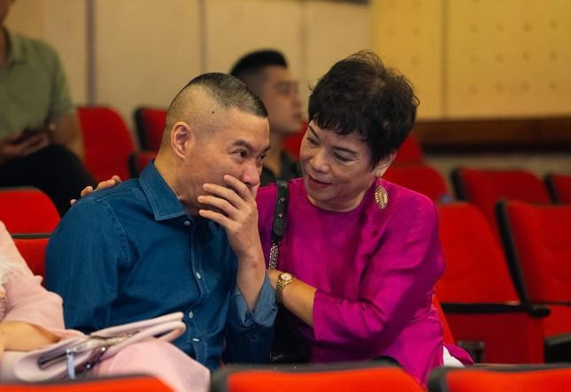 NSND Công Lý bật khóc khi trở lại Nhà hát kịch Hà Nội trong ngày Giỗ tổ nghề sân khấu. Ảnh: NVCC.