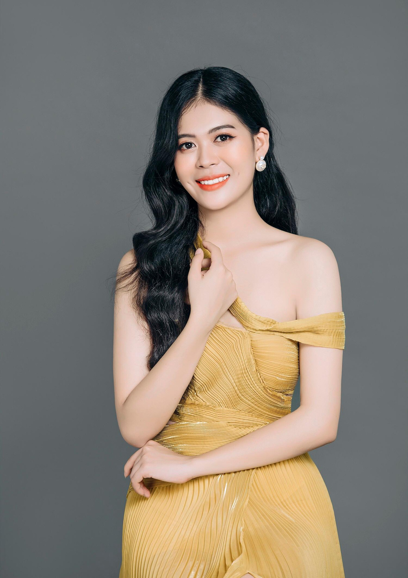 Thí sinh Nguyễn Thúy Hiền sinh năm 2002 ở Bình Định. Cô có chiều cao 1,7 m và là sinh viên Đại học Quy Nhơn.