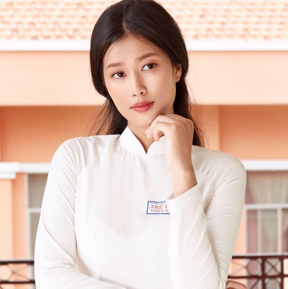 "Trước đây, tôi nặng 75 kg. Do giảm cân nhanh quá, tôi bị rạn da ở vùng ngực. Tôi từng tự ti với khuyết điểm của bản thân, không dám đi thi. Được mọi người xung quanh động viên, tôi quyết định tham gia Miss Grand Vietnam để thoát khỏi vùng an toàn. Sau vòng sơ khảo, tôi cũng nhận được những bình luận chưa tích cực về vóc dáng. Do đó, tôi muốn nhắn nhủ mọi người - những ai đang bị body shaming - hãy yêu bản thân", Thiên Ân nói. "Trước đây, tôi nặng 75 kg. Do giảm cân nhanh quá, tôi bị rạn da ở vùng ngực. Tôi từng tự ti với khuyết điểm của bản thân, không dám đi thi. Được mọi người xung quanh động viên, tôi quyết định tham gia Miss Grand Vietnam để thoát khỏi vùng an toàn. Sau vòng sơ khảo, tôi cũng nhận được những bình luận chưa tích cực về vóc dáng. Do đó, tôi muốn nhắn nhủ mọi người - những ai đang bị body shaming - hãy yêu bản thân", Thiên Ân nói.