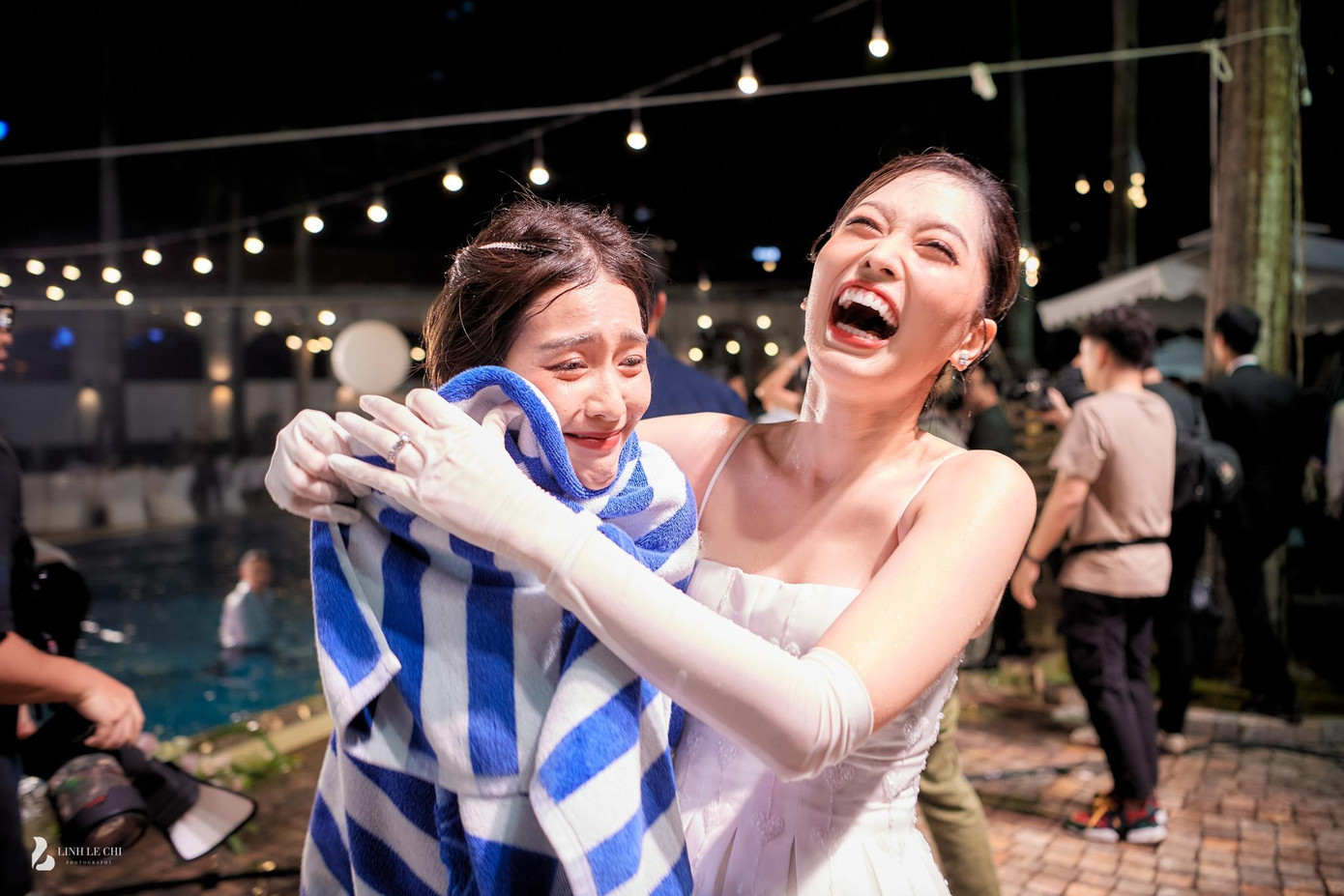 Khả Ngân chia sẻ: "Đi đám cưới Bình An - Phương Nga mà không hề có tấm nào với cô dâu chú rể, anh chị chụp ảnh có ai chụp được hình em mà dính cô dâu chú rể cho em xin".