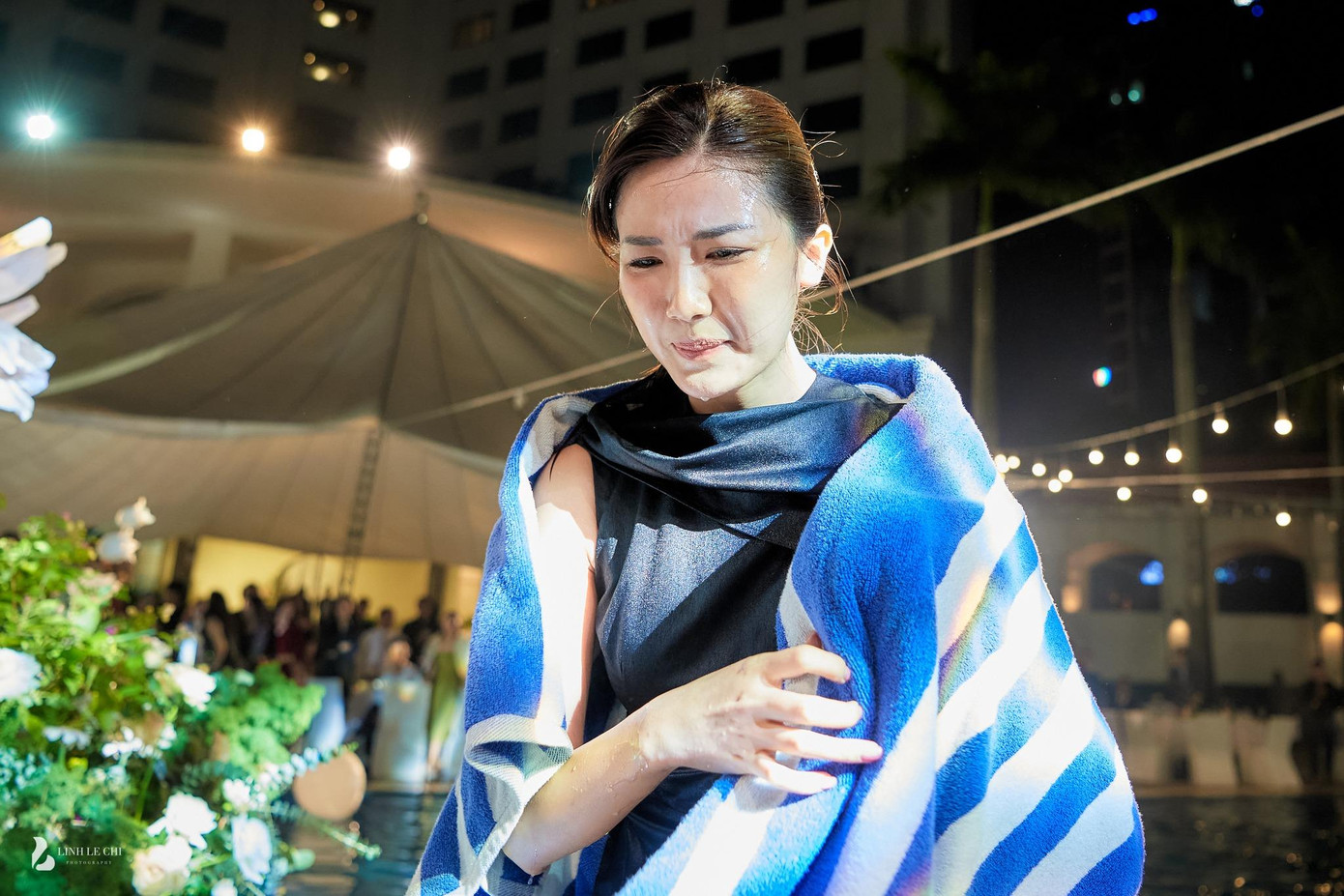 Hình ảnh Lương Thanh sau khi bước lên từ hồ bơi.