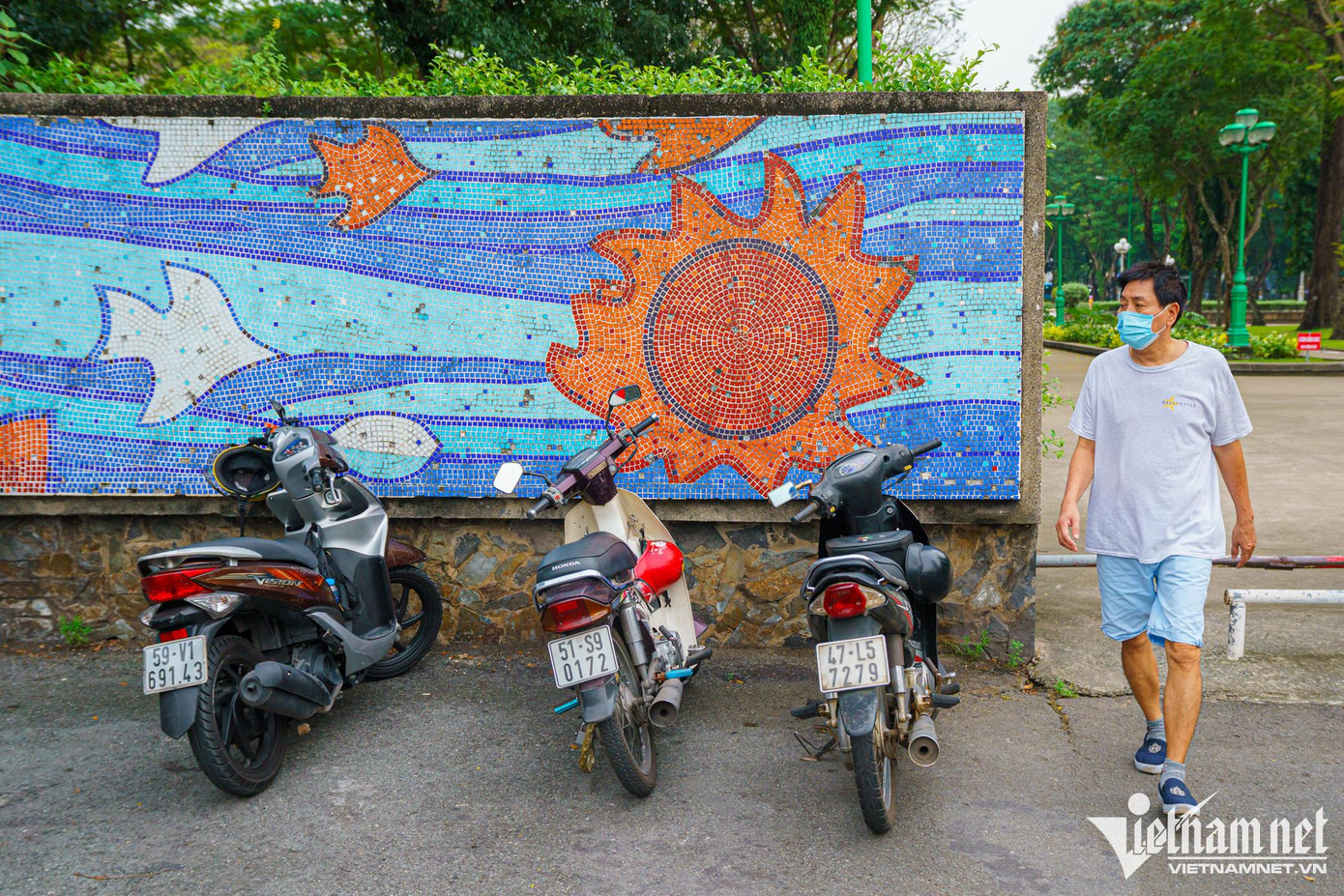 Ở các mặt tiếp giáp với đường Võ Thị Sáu và Hai Bà Trưng, một số bức tường vẫn còn được giữ lại. Trước đó, năm 2004, UBND TP.HCM yêu cầu tháo dỡ hàng rào quanh các công viên trên địa bàn TP, nhằm tạo sự thông thoáng, xóa bỏ tình trạng có tường rào ngăn cách hạn chế lượng người.