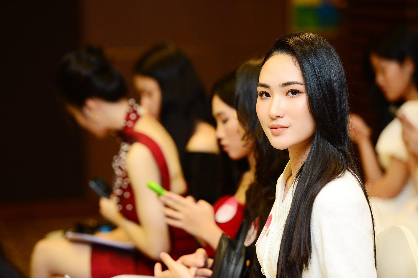 Thí sinh Đinh Khánh Hòa (SBD 265) sinh năm 2003, hiện là sinh viên Đại học RMIT. Khánh Hòa cho biết cô dậy từ 3h30 để chuẩn bị trang phục, make up cho vòng sơ khảo. Thời THPT, cô từng tham gia Vẻ đẹp Nữ sinh Chu Văn An và giành giải Nữ icon xuất sắc nhất. Đến với Hoa hậu Việt Nam 2022, cô tự tin có thể mang năng lượng tích cực, sự nhiệt huyết. Tuy nhiên, Khánh Hoà vẫn còn rụt rè, tự ti.