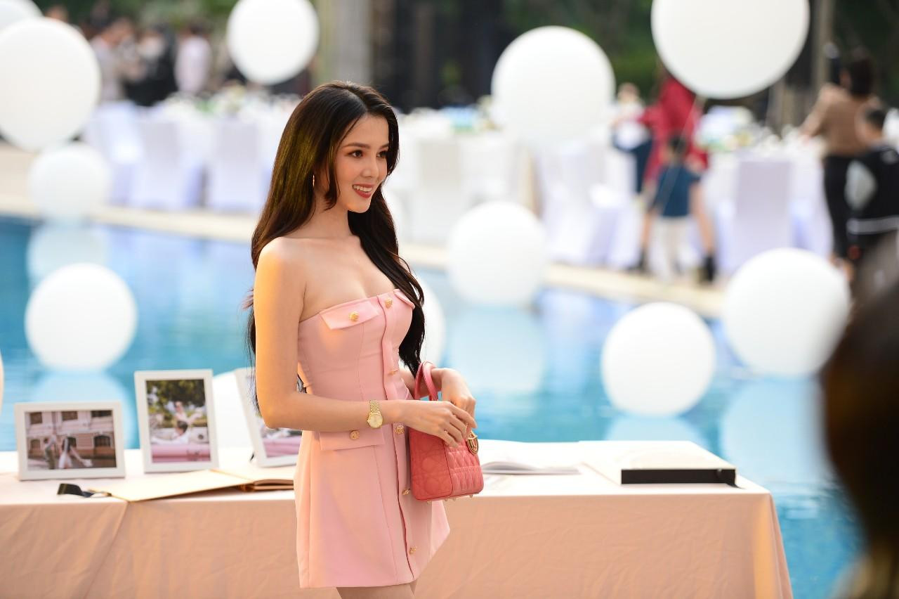 Hoa khôi Huỳnh Thúy Vi diện váy cúp ngực hồng.