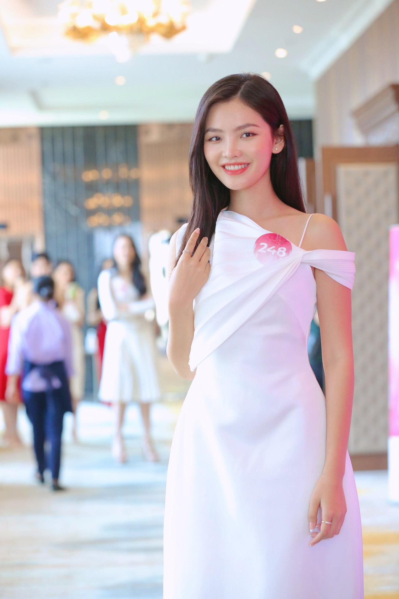 Trần Tuyết Mai (SBD 248), cô hiện là sinh viên Đại học Ngoại thương. Tuyết Mai giành giải Á hậu 1 Hoa hậu Du lịch Việt Nam Toàn cầu 2021. Người đẹp sinh năm 2002, quê Hải Phòng. Tuyết Mai cho biết dù đã có danh hiệu nhưng vẫn hồi hộp khi tham dự sơ khảo Hoa hậu Việt Nam. “Tôi thấy sự khác biệt về quy mô, chất lượng thí sinh tại Hoa hậu Việt Nam so với một số cuộc thi khác. Là cuộc thi có lịch sử lâu đời nhất, vòng nhân trắc học tại Hoa hậu Việt Nam khắt khe và kỹ lưỡng hơn”, Tuyết Mai nói. Trần Tuyết Mai (SBD 248), cô hiện là sinh viên Đại học Ngoại thương. Tuyết Mai giành giải Á hậu 1 Hoa hậu Du lịch Việt Nam Toàn cầu 2021. Người đẹp sinh năm 2002, quê Hải Phòng. Tuyết Mai cho biết dù đã có danh hiệu nhưng vẫn hồi hộp khi tham dự sơ khảo Hoa hậu Việt Nam. “Tôi thấy sự khác biệt về quy mô, chất lượng thí sinh tại Hoa hậu Việt Nam so với một số cuộc thi khác. Là cuộc thi có lịch sử lâu đời nhất, vòng nhân trắc học tại Hoa hậu Việt Nam khắt khe và kỹ lưỡng hơn”, Tuyết Mai nói.