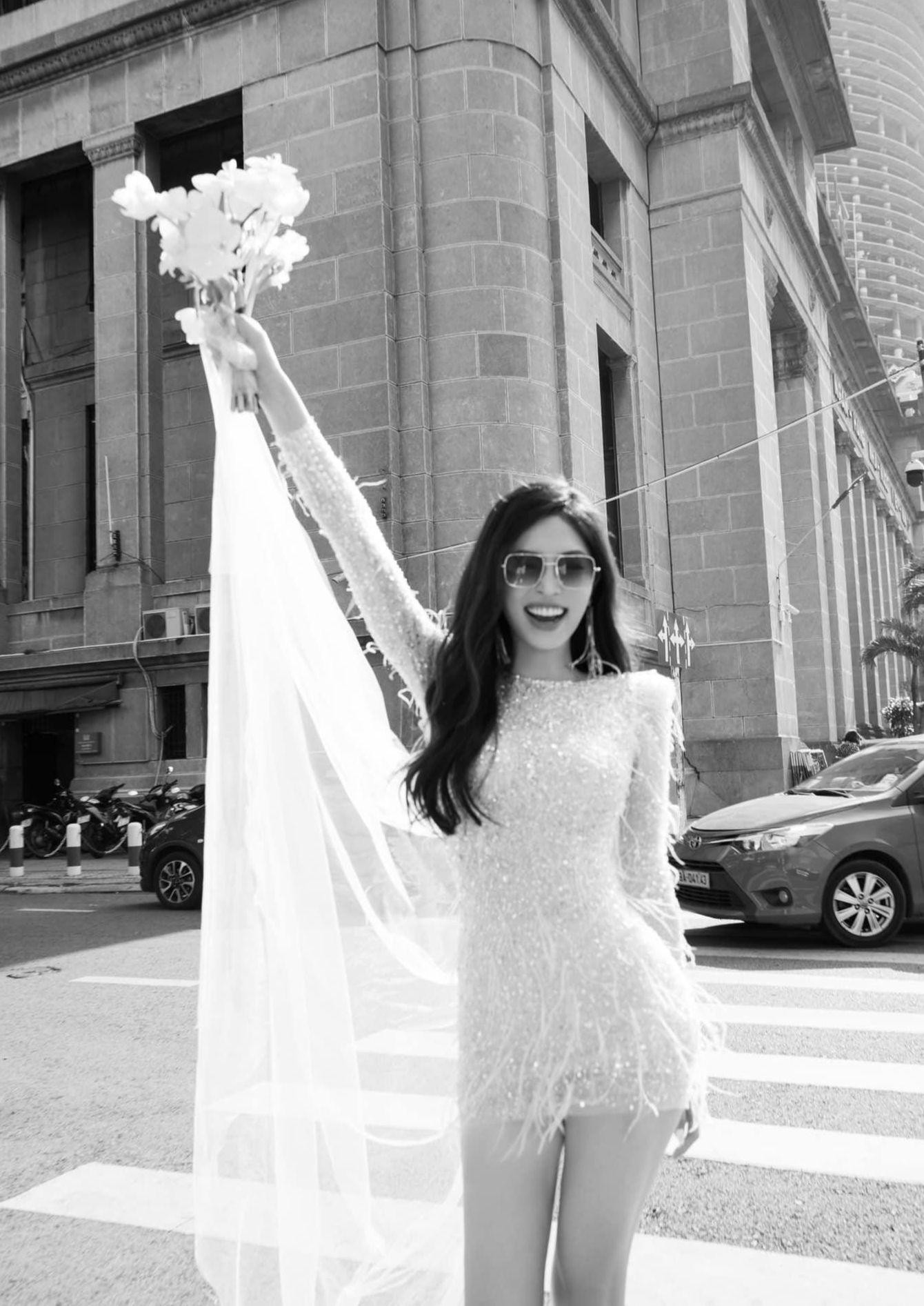 Trong thiệp mời được Phương Nga và Bình An chuyển tới người thân, bạn bè, đồng nghiệp có lưu ý về trang phục dự tiệc. Theo đó, Phương Nga mong muốn các khách mời, đặc biệt nữ giới không mặc đồ trắng.