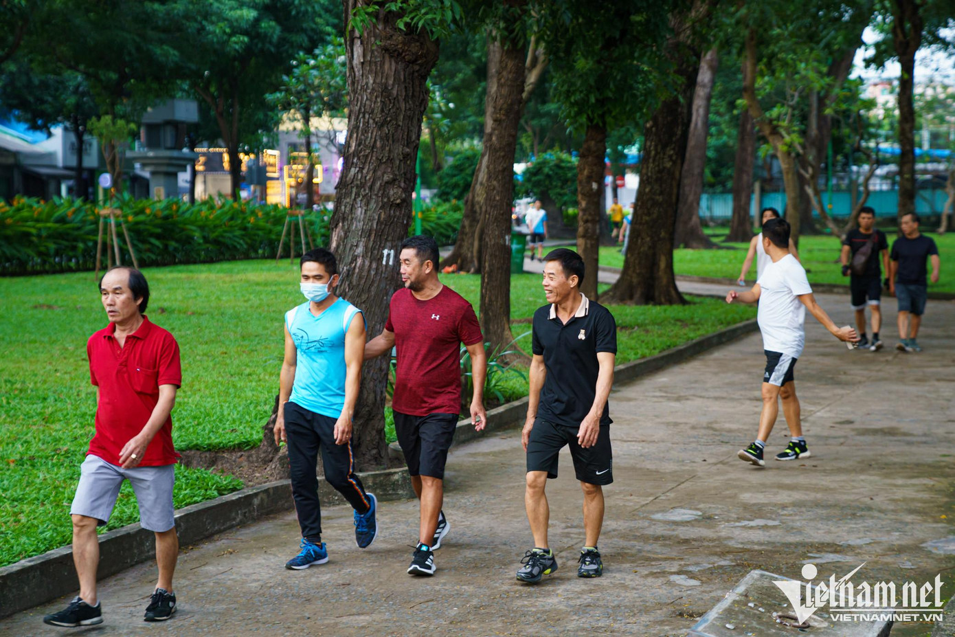 Công viên này hàng ngày luôn thu hút người dân địa phương đến tập thể dục dưới bóng mát của cây xanh.