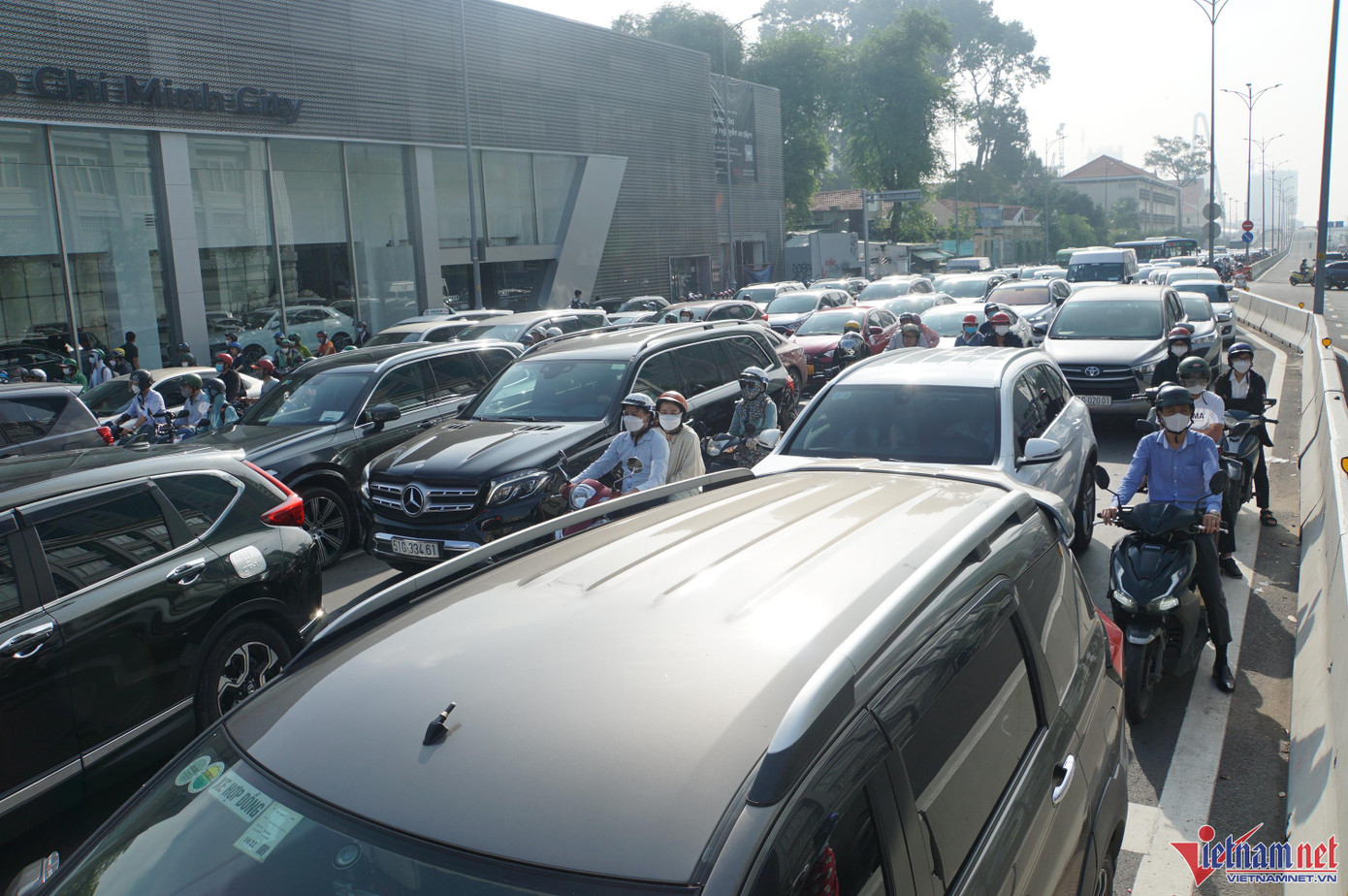 Khu vực dưới chân cầu Thủ Thiêm 2 có mật độ phương tiện lớn do xe từ các hướng Nguyễn Hữu Cảnh, Tôn Đức Thắng dồn về ngã tư Lê Duẩn- Đinh Tiên Hoàng gây ùn xe kéo dài