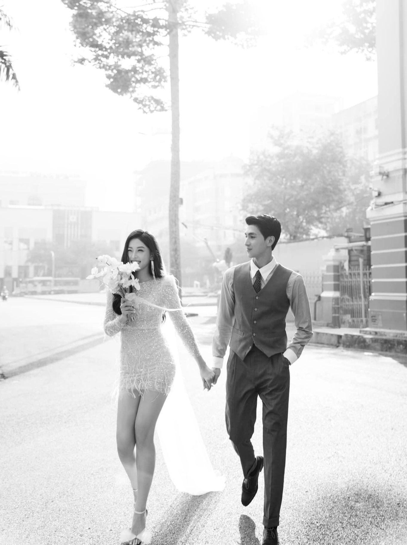 Phương Nga diện chiếc váy trắng bó sát được đính cườm và lông vũ. Độ dài vừa đủ giúp Phương Nga khoe đôi chân thon nuột.