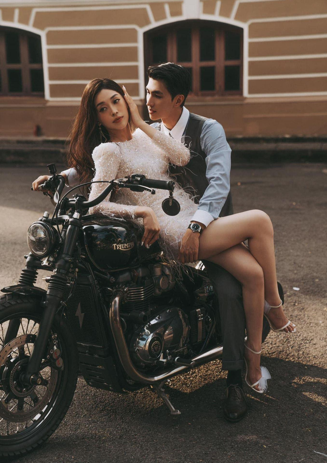 Trở thành cô dâu tháng 10 cùng các sao Việt như Hoa hậu Đỗ Mỹ Linh, diễn viên Diệu Nhi, MC Liêu Hà Trinh… Phương Nga dự đoán được tình huống có thể bị so sánh. Tuy nhiên, Phương Nga cho rằng đám cưới đơn thuần là dịp đặc biệt của cô dâu, chú rể, đánh dấu bước ngoặt của mỗi người trong đời. Vì vậy, việc mọi người bình phẩm hay so sánh là điều không nên và Phương Nga không quan tâm tới câu chuyện đó.