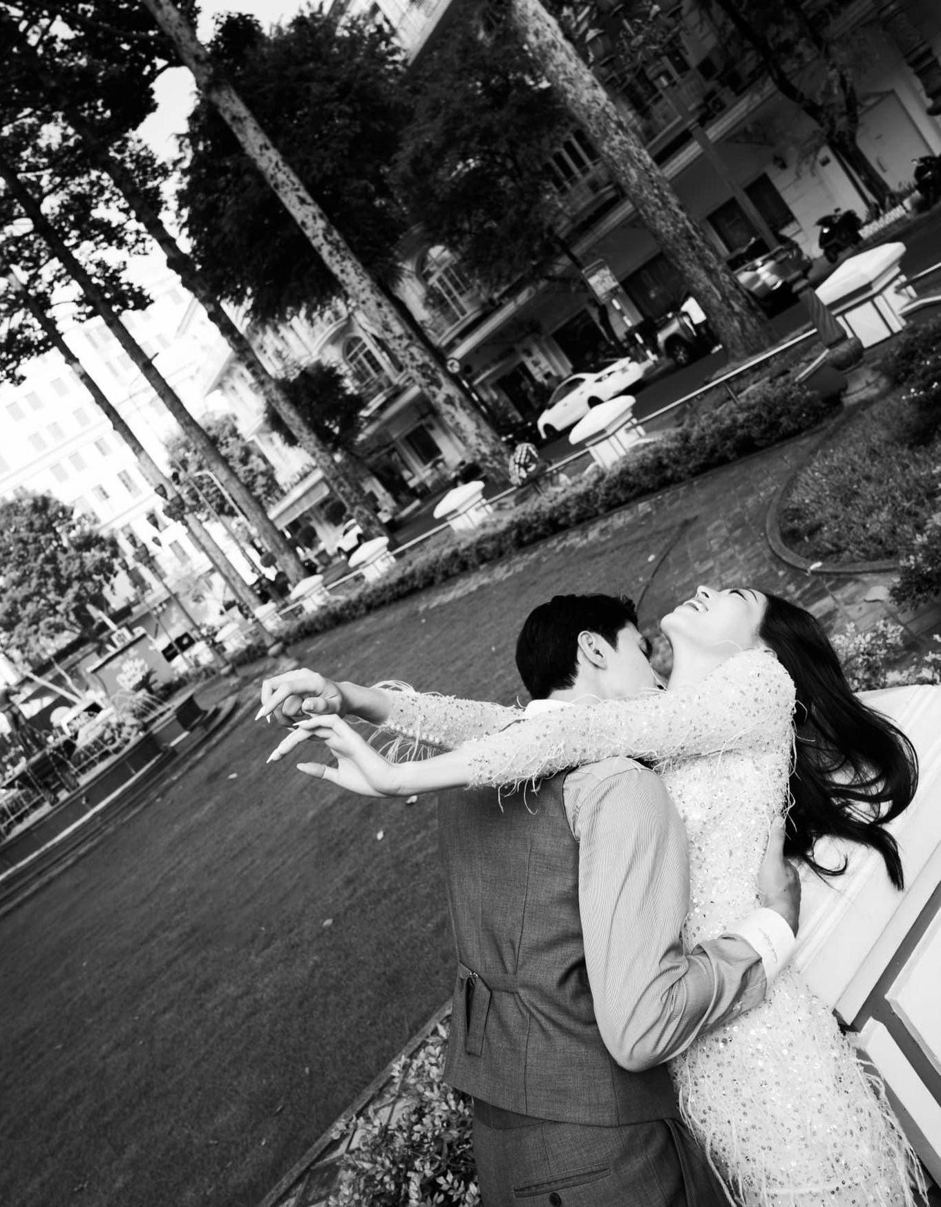 "Vì phải tự lên ý tưởng, tổ chức nên thời gian này Nga và Bình An bận, ngày nào cũng đến tối muộn mới chốt được các đầu việc. Mệt là vậy nhưng cũng vui và hồi hộp trước ngày trọng đại", cô nói.