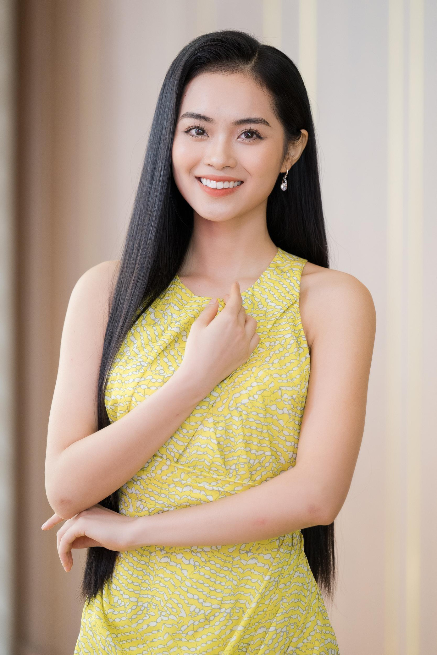 Nguyễn Phương Anh sinh năm 2002, đến từ Hải Phòng. Thí sinh Nguyễn Phương Anh hiện là sinh viên Đại học RMIT. Cô là Á khoa đầu vào chuyên Văn THPT Trần Phú, Hải Phòng và đạt giải nhì quốc gia môn Văn. Lớp 11, Phương Anh đã đạt chứng chỉ IELTS 6.5. Hiện tại, cô sở hữu IELTS 7.0 và tiếp tục trau dồi để thi lên cao hơn. Phương Anh thi hoa hậu vì muốn hiện thực hóa ước mơ của mẹ. Mẹ Phương Anh thần tượng Hoa hậu Bùi Bích Phương và ấp ủ mong muốn con gái thi nhan sắc từ ngày thơ bé. Nguyễn Phương Anh sinh năm 2002, đến từ Hải Phòng. Thí sinh Nguyễn Phương Anh hiện là sinh viên Đại học RMIT. Cô là Á khoa đầu vào chuyên Văn THPT Trần Phú, Hải Phòng và đạt giải nhì quốc gia môn Văn. Lớp 11, Phương Anh đã đạt chứng chỉ IELTS 6.5. Hiện tại, cô sở hữu IELTS 7.0 và tiếp tục trau dồi để thi lên cao hơn. Phương Anh thi hoa hậu vì muốn hiện thực hóa ước mơ của mẹ. Mẹ Phương Anh thần tượng Hoa hậu Bùi Bích Phương và ấp ủ mong muốn con gái thi nhan sắc từ ngày thơ bé.