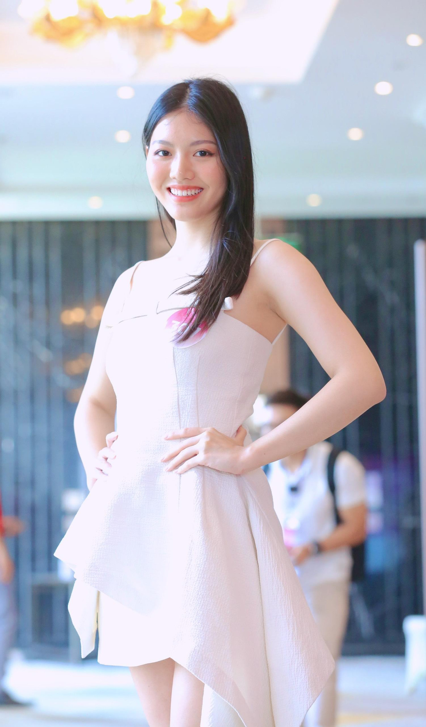 Thí sinh Nguyễn Hoàng Yến (sinh năm 2004, SBD 307) đạt Giải nhì học sinh thanh lịch trường THPT Trần Phú, Hoàn Kiếm. Cô thể hiện niềm vui, sự hào hứng khi lần đầu tham dự cuộc thi nhan sắc. Hoàng Yến cho biết gia đình hoàn toàn ủng hộ quyết định chinh phục vương miện Hoa hậu Việt Nam 2022 của cô. Sau khi hoàn thành phần thi phỏng vấn kín, Hoàng Yến bất ngờ vì sự thân thiện của ban giám khảo cuộc thi. Thí sinh Nguyễn Hoàng Yến (sinh năm 2004, SBD 307) đạt Giải nhì học sinh thanh lịch trường THPT Trần Phú, Hoàn Kiếm. Cô thể hiện niềm vui, sự hào hứng khi lần đầu tham dự cuộc thi nhan sắc. Hoàng Yến cho biết gia đình hoàn toàn ủng hộ quyết định chinh phục vương miện Hoa hậu Việt Nam 2022 của cô. Sau khi hoàn thành phần thi phỏng vấn kín, Hoàng Yến bất ngờ vì sự thân thiện của ban giám khảo cuộc thi.