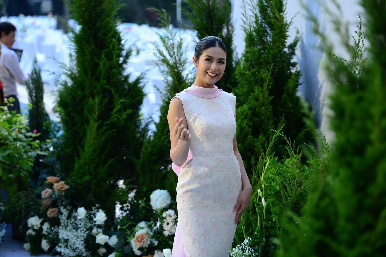Hoa hậu Ngọc Hân diện thiết kế xẻ sâu phần lưng trong đám cưới đàn em. Cô dự kiến lên xe hoa vào cuối năm nay.
