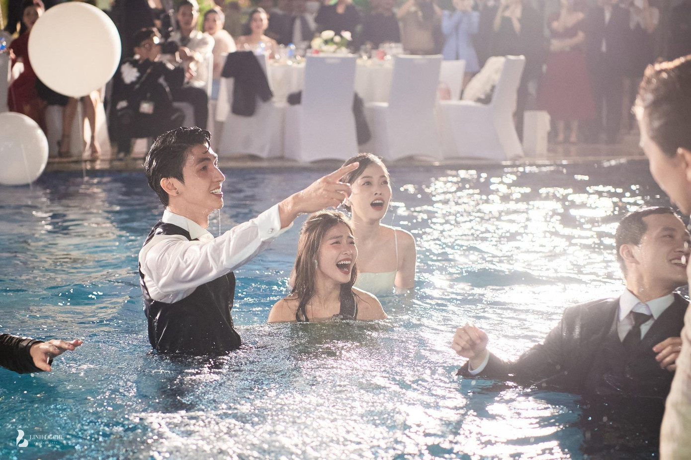 Sau phần lễ và tiệc ban đầu, nhiều khách mời nán lại chung vui cùng Bình An - Phương Nga đến gần nửa đêm. Cô dâu chú rể là nhân vật đầu tiên bị xô xuống hồ bơi. Sau đó, nhiều khách mời như MC Trần Ngọc, cầu thủ Tiến Linh, diễn viên Khả Ngân, Lương Thanh, Bảo Hân... đều phải ra về trong tình trạng ướt sũng.