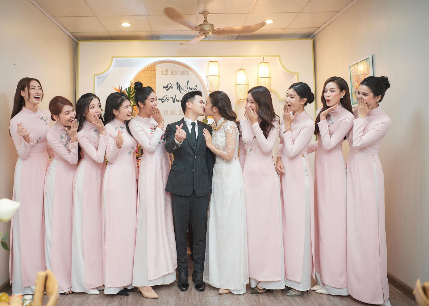 Khoảnh khắc cô dâu chú rể khóa môi ngọt ngào trong lễ ăn hỏi.