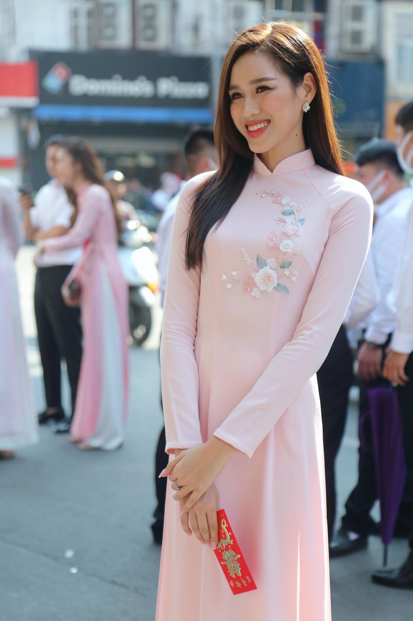 Sau đám hỏi Á hậu Phương Nga, đây là lần thứ hai Đỗ Hà xuất hiện trong đội hình bê tráp. Cô nhận được nhiều câu hỏi về chuyện tình cảm và kế hoạch kết hôn nhưng hoa hậu giãi bày cô chưa tính tới trong tương lai gần. Gần đây đương kim hoa hậu bận rộn cho tour tuyển sinh Hoa hậu Việt Nam 2022.