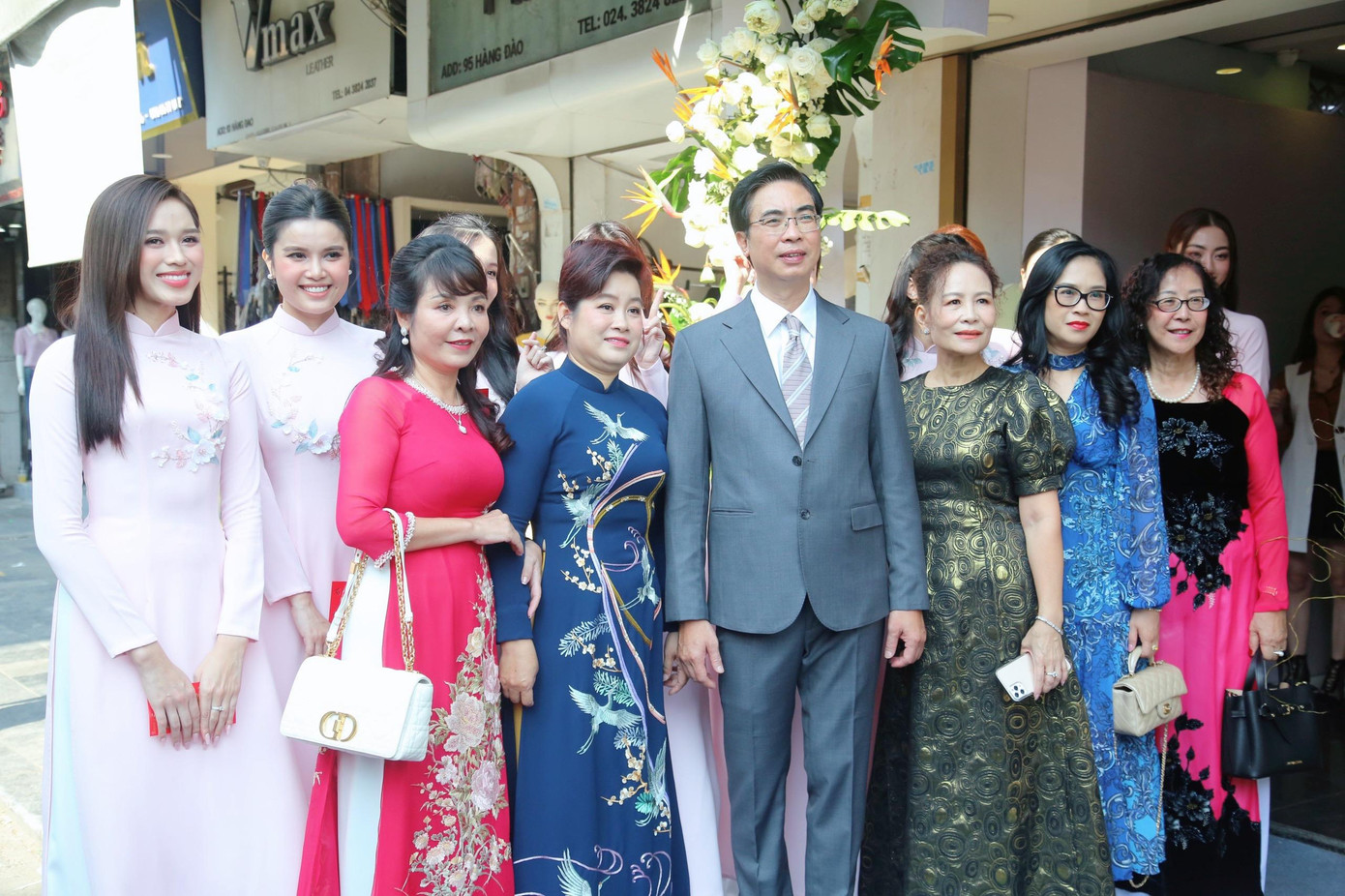 Chiều 17/10, lễ ăn hỏi của Hoa hậu Đỗ Mỹ Linh và bạn trai Đỗ Vinh Quang được tổ chức tại nhà riêng của cô ở khu vực phố cổ Hà Nội.