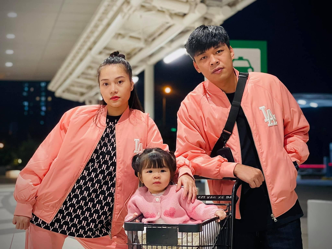 Gia đình hạnh phúc của Trung Ruồi và diễn viên múa Ngọc Hà. Ảnh: FBNV.