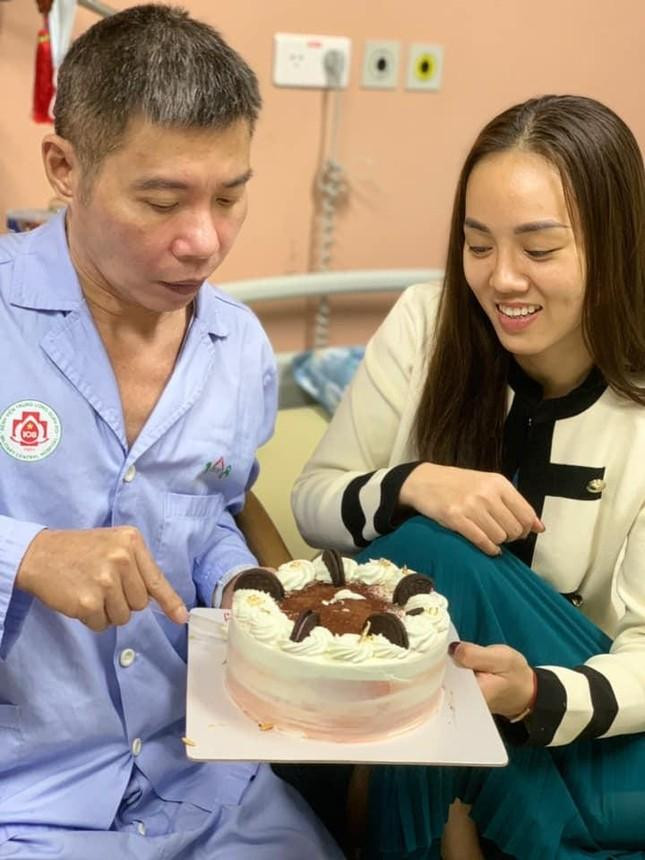 Hình ảnh NSND Công Lý và vợ đón sinh nhật trên giường bệnh khiến người hâm mộ xúc động. Ảnh: NVCC.