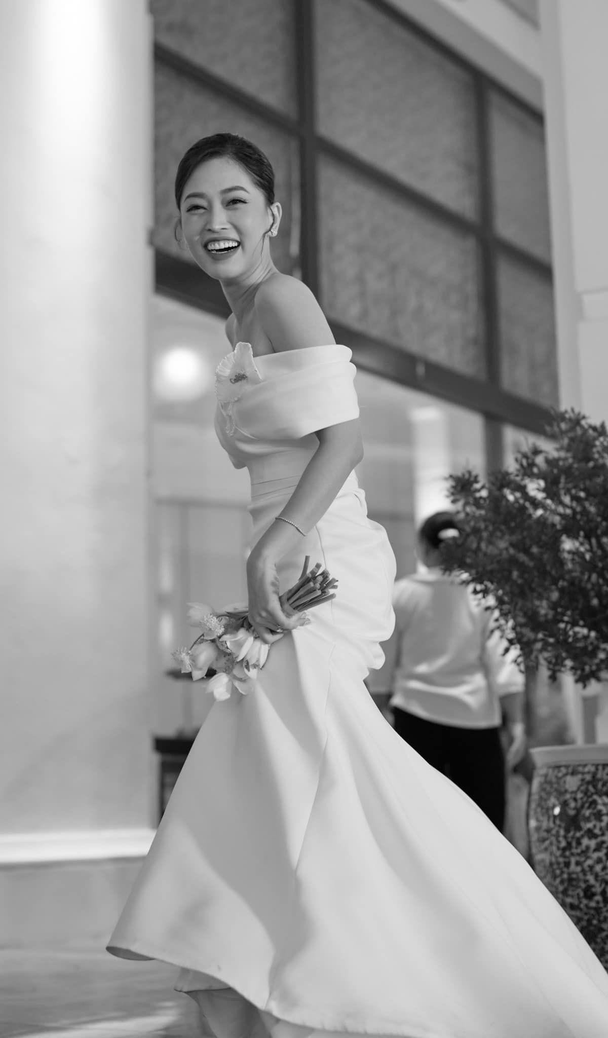 Chia sẻ với Tiền Phong trước lễ cưới, Phương Nga thú nhận vốn mít ướt nên sẽ khóc nhiều. “Tôi cũng tò mò và hồi hộp khi nghĩ đến ngày lễ trọng đại. Khoảnh khắc mặc váy cưới bước vào sân khấu chính trước sự chính kiến của người thân, quan khách hai bên có lẽ tôi không nén được xúc động. Tôi nghĩ mình sẽ khóc nhiều”, Phương Nga bộc bạch.