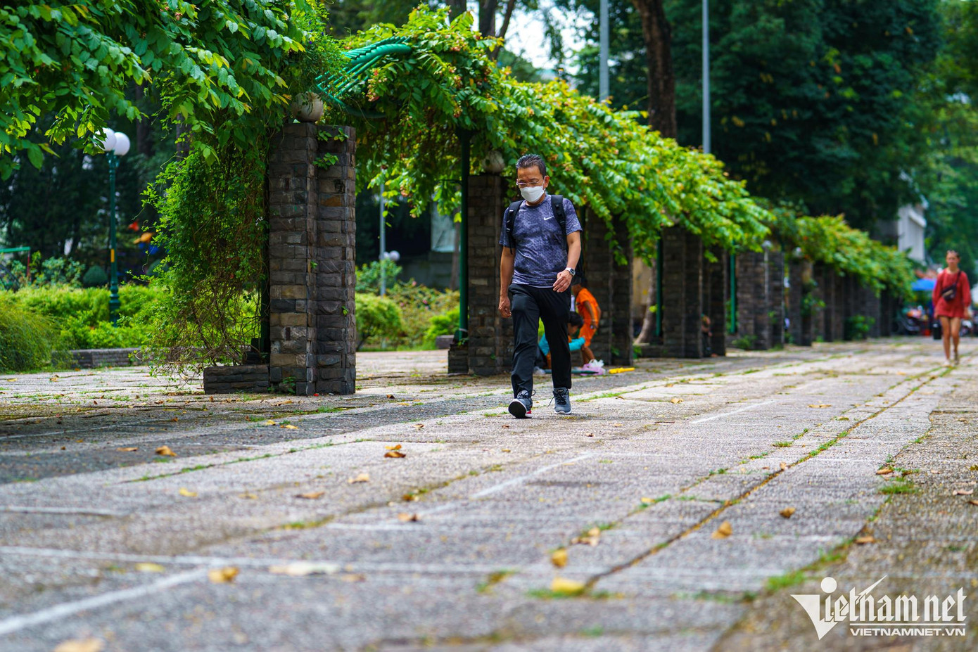 Phía mặt đường Nguyễn Thị Minh Khai được giữ lại các cột, tạo thêm mảng xanh sau khi dỡ rào chắn, hạn chế người tham quan. "Nhiều năm qua chúng tôi gần như quên mất việc công viên này từng có hàng rào. Chỉ những dịp Tết, chính quyền ngăn lại để bán vé tham quan đường hoa", anh Chung (55 tuổi), chia sẻ.