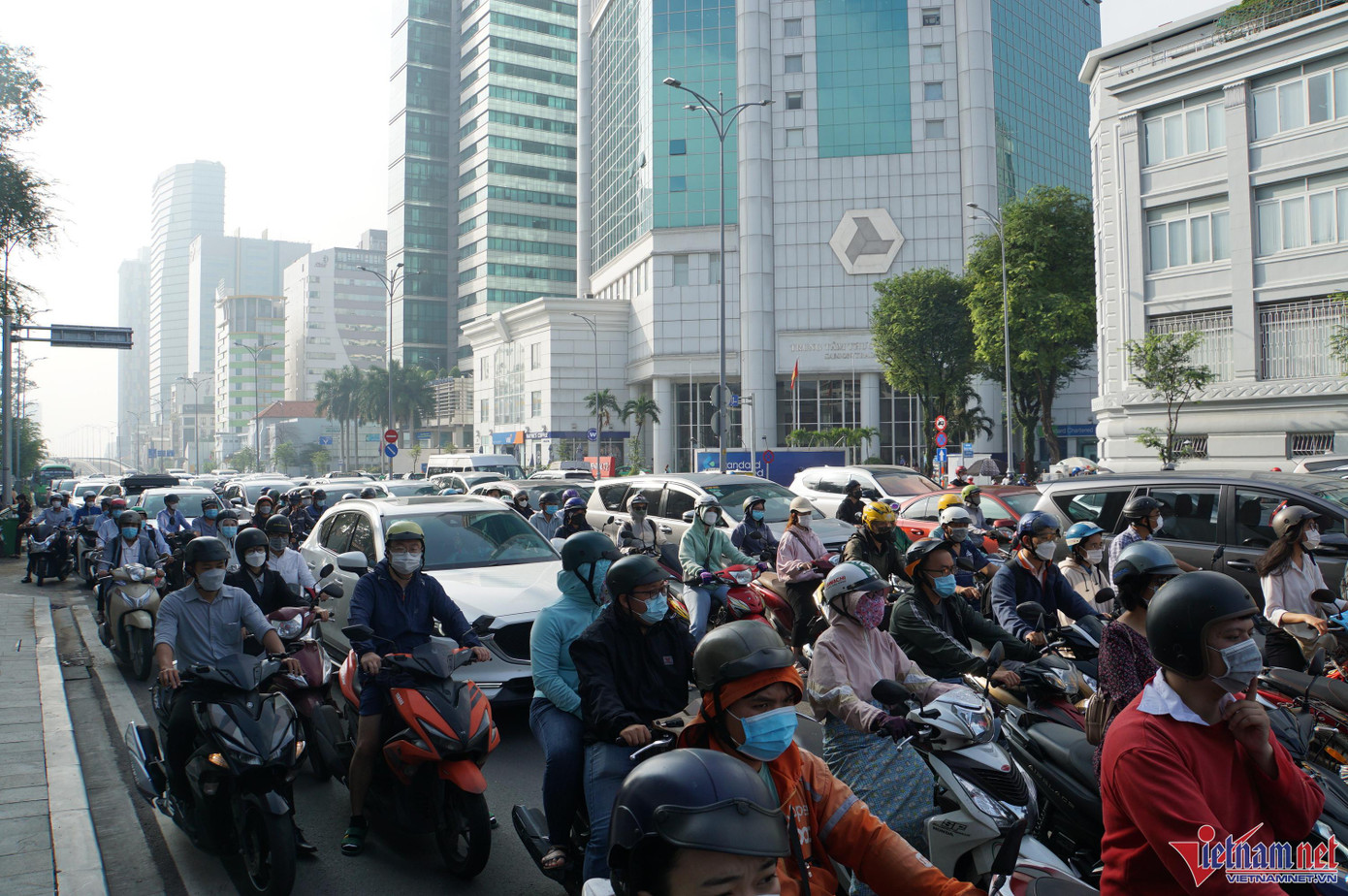 Hàng nghìn phương tiện xếp hàng nối dài trên đường Đinh Tiên Hoàng