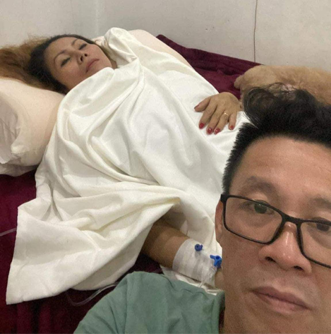 Hình ảnh Nguyệt Thu trên giường bệnh và chồng là nghệ sĩ Tuấn Lộc. Ảnh: NVCC.