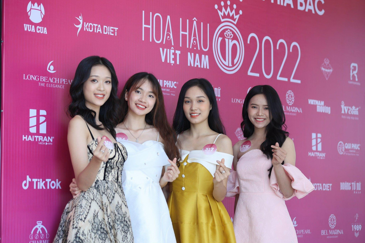 Trong 3 cô gái được ban giám khảo lựa chọn đi tiếp vào chung khảo Hoa hậu Việt Nam, có tới 2 người đẹp trưởng thành từ Duyên dáng Ngoại thương - Beauty &amp; Charm - cuộc thi sắc đẹp dành cho sinh viên Ngoại thương, được tổ chức 2 năm một lần bởi Hội Sinh viên. Ảnh: Như Ý.