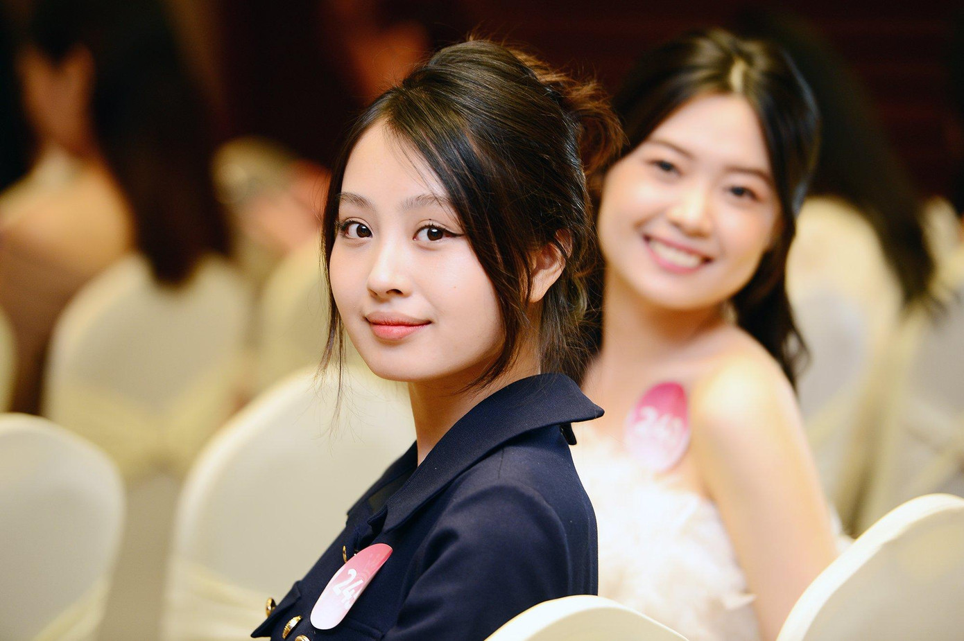 Thí sinh Phạm Giáng My (sinh năm 2004, Ninh Bình) chia sẻ cô cảm thấy hồi hộp và có phần choáng ngợp trước không khí buổi sơ khảo phía Bắc Hoa hậu Việt Nam 2022. Giáng My vừa đăng quang cuộc thi Người đẹp Hoa Lư. “Các thí sinh dự thi Hoa hậu Việt Nam 2022 đều xinh đẹp, không chỉ có nhan sắc ấn tượng mà còn tài năng”, Giáng My tâm sự. Thí sinh Phạm Giáng My (sinh năm 2004, Ninh Bình) chia sẻ cô cảm thấy hồi hộp và có phần choáng ngợp trước không khí buổi sơ khảo phía Bắc Hoa hậu Việt Nam 2022. Giáng My vừa đăng quang cuộc thi Người đẹp Hoa Lư. “Các thí sinh dự thi Hoa hậu Việt Nam 2022 đều xinh đẹp, không chỉ có nhan sắc ấn tượng mà còn tài năng”, Giáng My tâm sự.